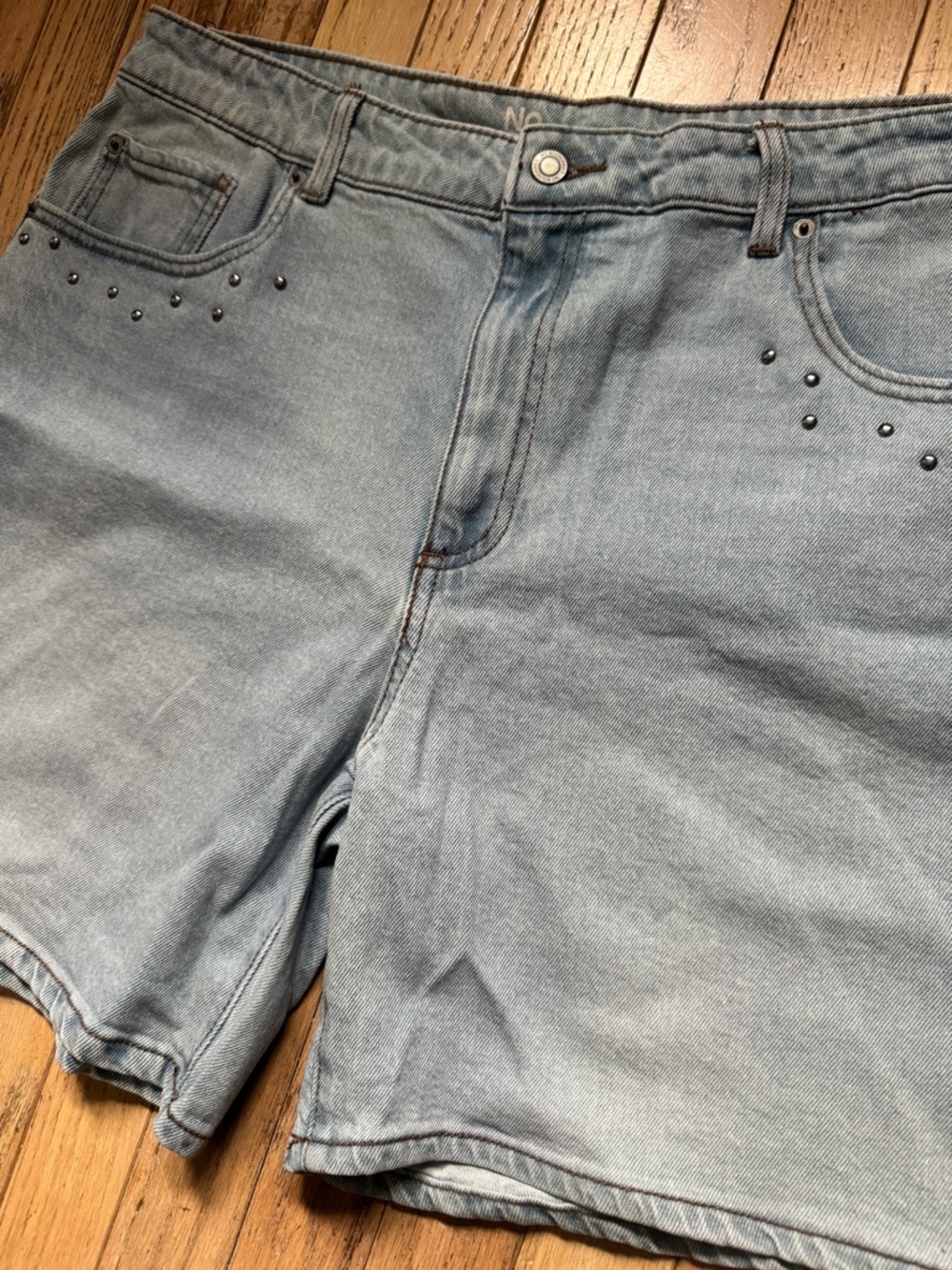 NWT Light Wash Denim High-Rise Shorts with Stud Details size 18 plus size - Picture 4 of 7